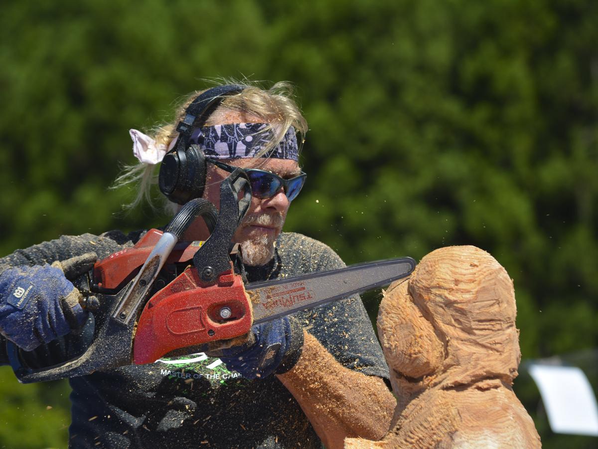 Japan Chainsaw Art Competition in Toei