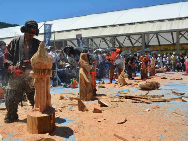 Japan Chainsaw Art Competition in ToeiJapan Chainsaw Art Competition in Toei