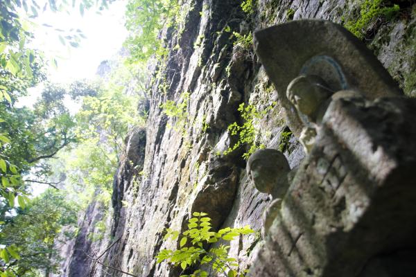 Small Buddhist statues next to the large cliff at Mt. Horaiji